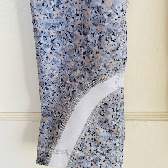 Lululemon printed cropped leggings sz 4 - Picture 3 of 6